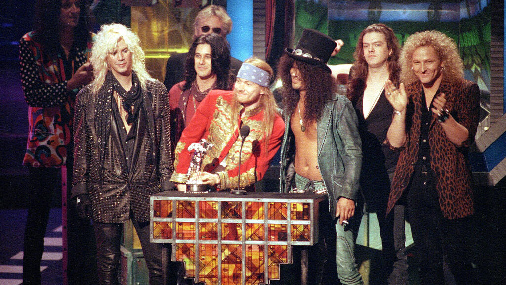 גאנז אנד רוזס עולים לקבל פרס בטקס פרסי MTV על הקליפ של November Rain (צילום: AP) גאנז אנד רוזס