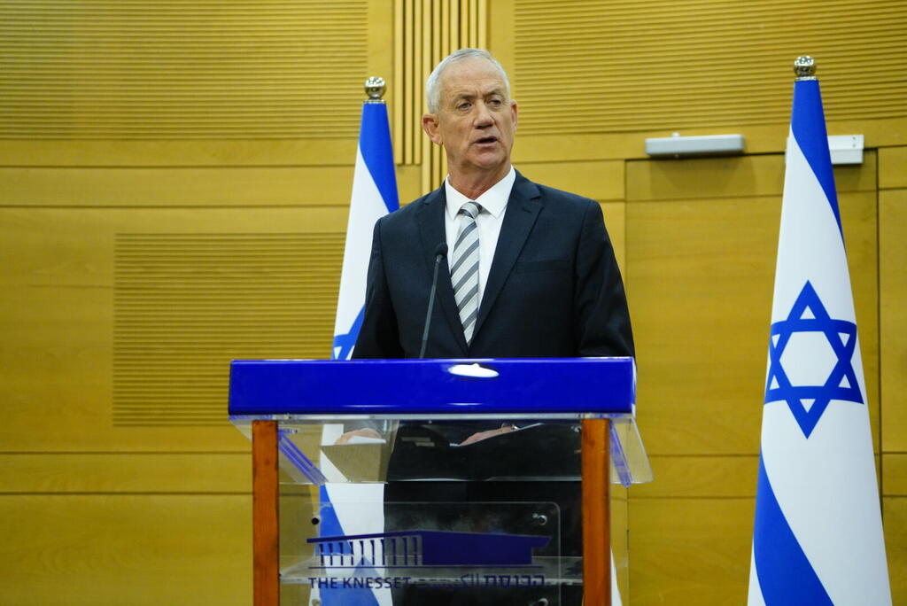 שר הביטחון גנץ. הבטיח רק אתמול להמשיך לפעול נגד "ניסיונות להקים בסיסי טרור" בגבול הצפוני (צילום: שלו שלום ) בני גנץ בהצהרה לתקשורת