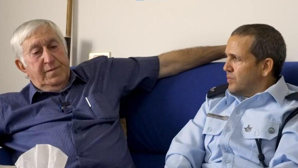 רס"מ עמוס בשירי עם ג'ריס חורי, אביו של אמיר. "אני כל כך אוהב אותך" (צילום: דוברות המשטרה) רס"מ עמוס בשירי וג'ריס חורי, אביו של אמיר חורי
