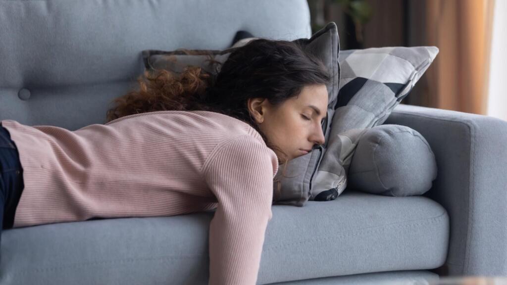 מהמיטה לספה. לא מצליחים להחזיק את העיניים פקוחות (צילום: shutterstock, fizkes) עייפות כרונית