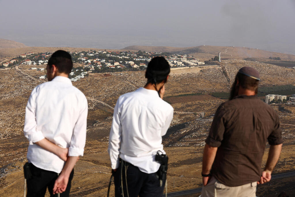 People overlook the Jewish settlement of Kokhav Hashahar,