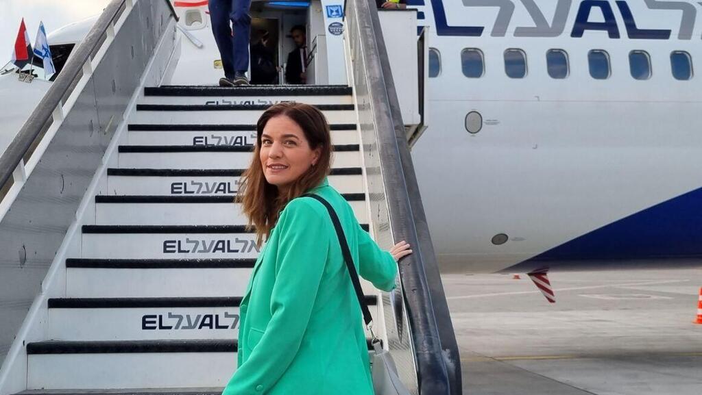 השרה להגנת הסביבה תמר זנדברג, עולה למטוס לשארם א-שייח (צילום: אילנה קוריאל) השרה להגנת הסביבה תמר זנדברג, עולה למטוס לשארם א-שייח