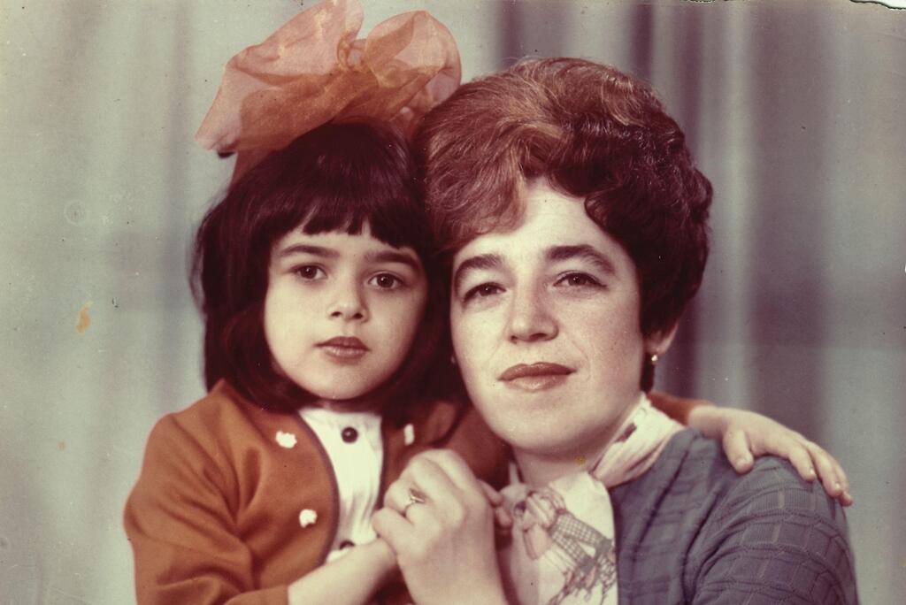מירי אורמן בילדותה עם אמה חיה