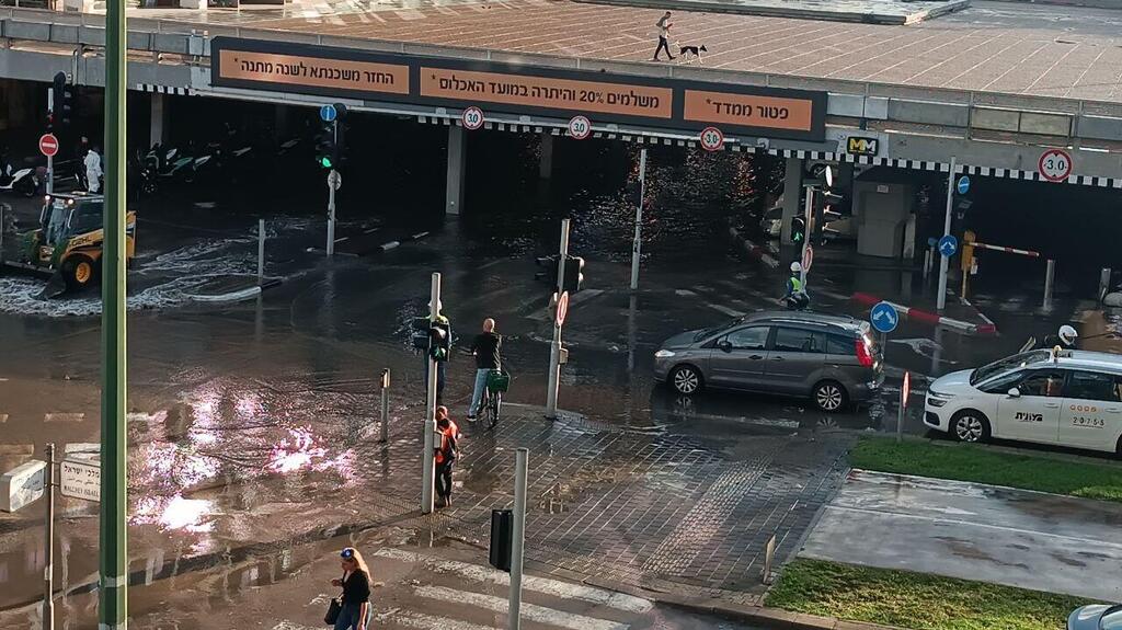 הצפה בחניון העירייה בת"א (צילום: צחי שדה ) הצפה מול בניין העירייה בתל אביב