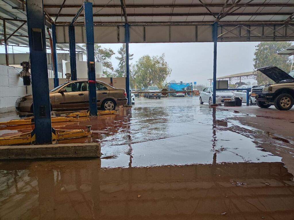 גשם בקיבוץ בארי (צילום: בראל אפרים) גשם בקיבוץ בארי