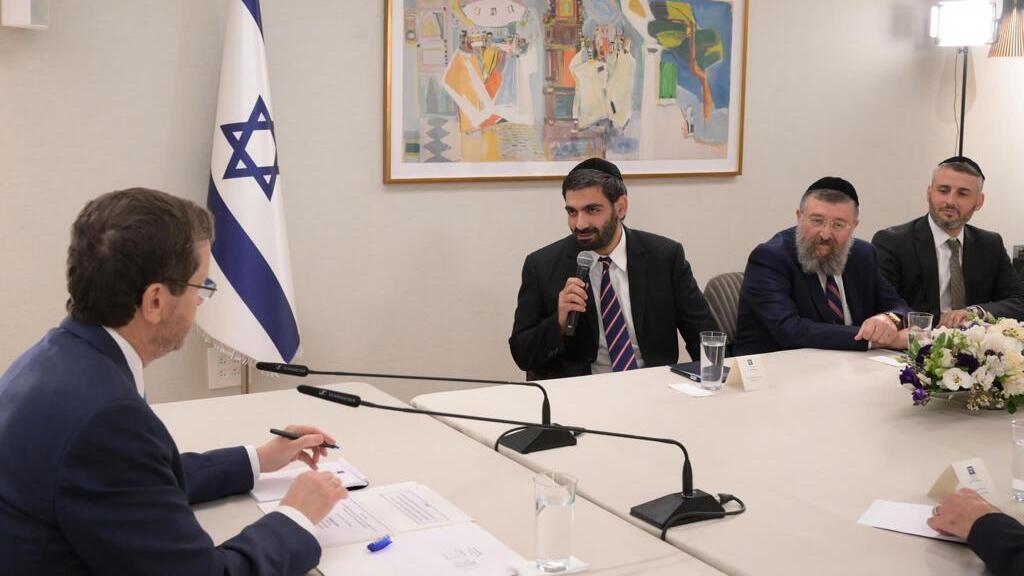 הפגישה בין הרצוג לנציגי ש"ס לפני כשנתיים, שם הציג דאגה מעמדותיו של בן גביר (צילום: עמוס בן גרשום, לע"מ) יצחק הרצוג ונציגי ש''ס