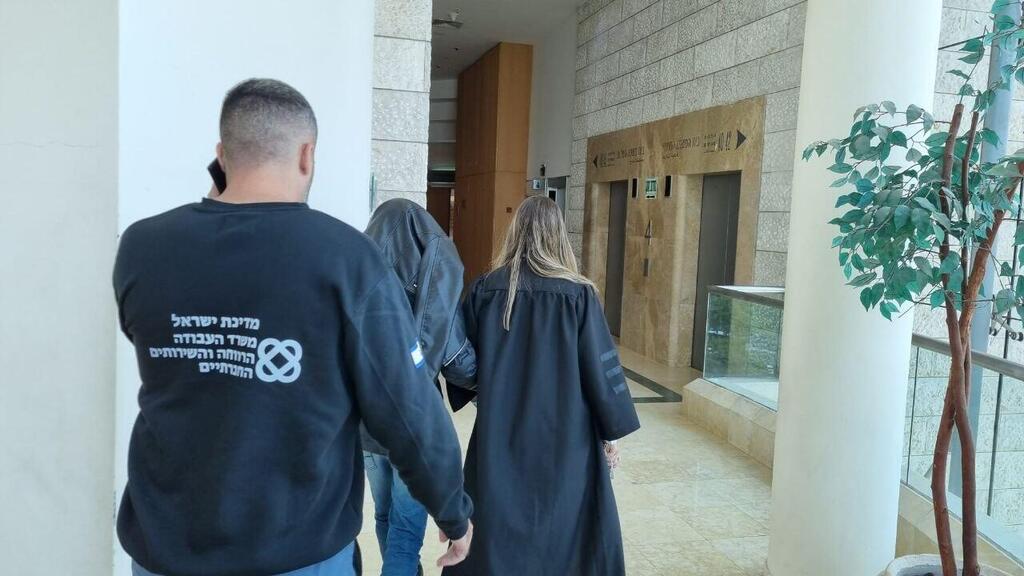 התוקף בבית המשפט, אתמול (צילום: רועי עידן) תוקף הילדה בת ה-10