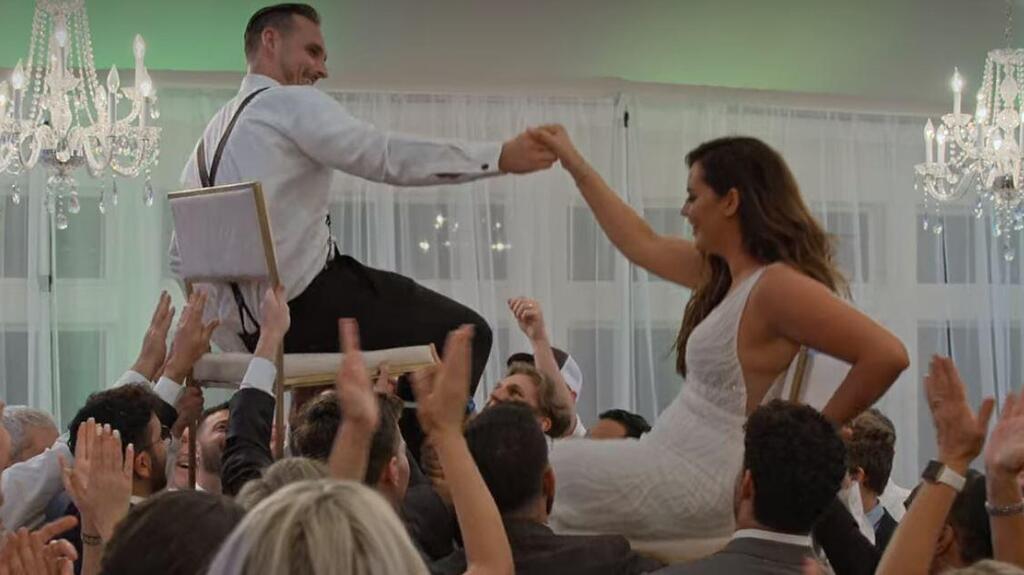 "קנינו שתי כוסות כי הוא רצה להתאמן". מתוך "האהבה היא עיוורת" (צילום מסך) מתוך "האהבה היא עיוורת"