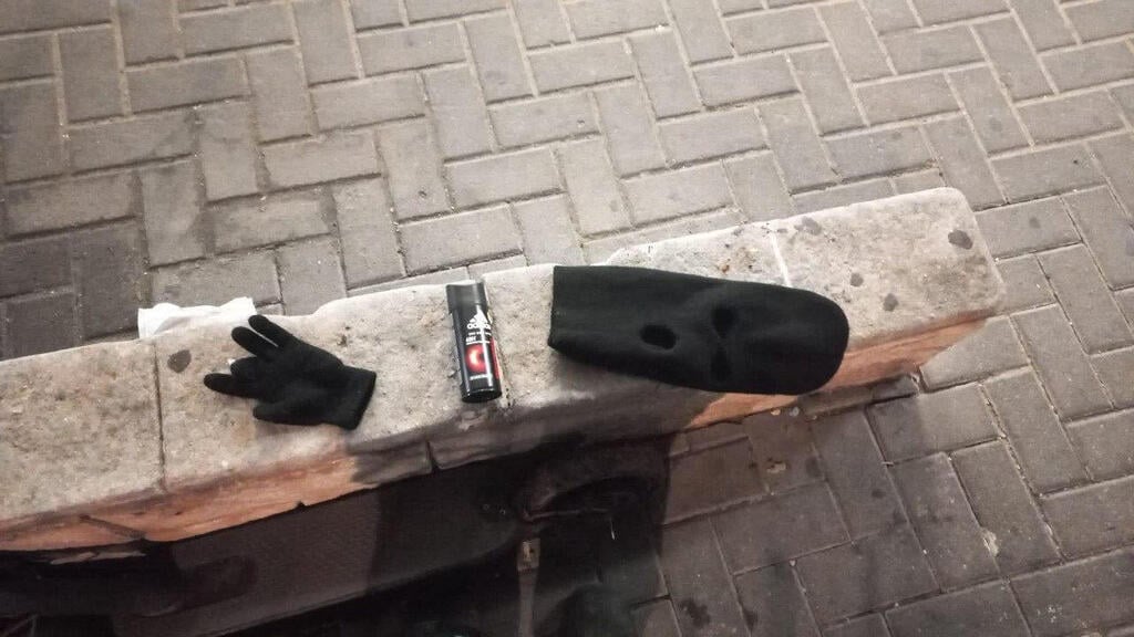 Ski mask, glove and pepper spray found in possession of one of the children (Photo: Israel Police) מסיכה וכפפות שנמצאו אצל הילדים