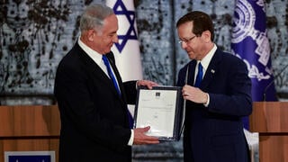 נשיא המדינה יצחק הרצוג מטיל את המנדט להרכבת ממשלה על בנימין נתניהו