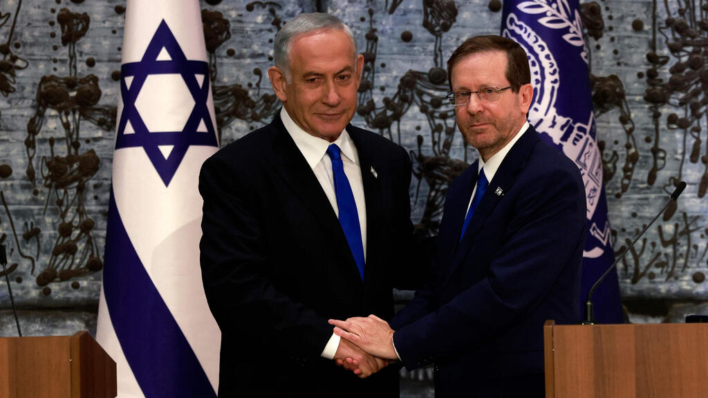 יבדוק את התקדימים. הרצוג במעמד הטלת המנדט על נתניהו (צילום: AFP) נשיא המדינה יצחק הרצוג מטיל את המנדט להרכבת ממשלה על בנימין נתניהו