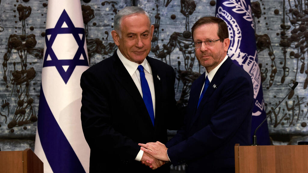 בהטלת המנדט להרכבת הממשלה. הרצוג ונתניהו (צילום: AFP) נשיא המדינה יצחק הרצוג מטיל את המנדט להרכבת ממשלה על בנימין נתניהו