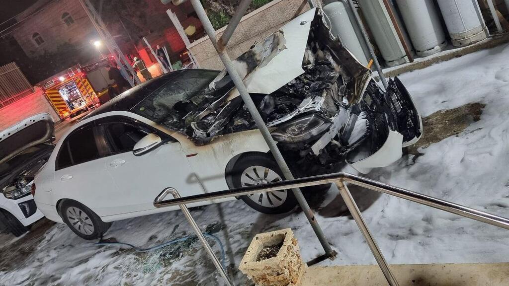 הצתת כלי הרכב ( צילום: כבאות והצלה מחוז צפון) הרכבים שהוצתו