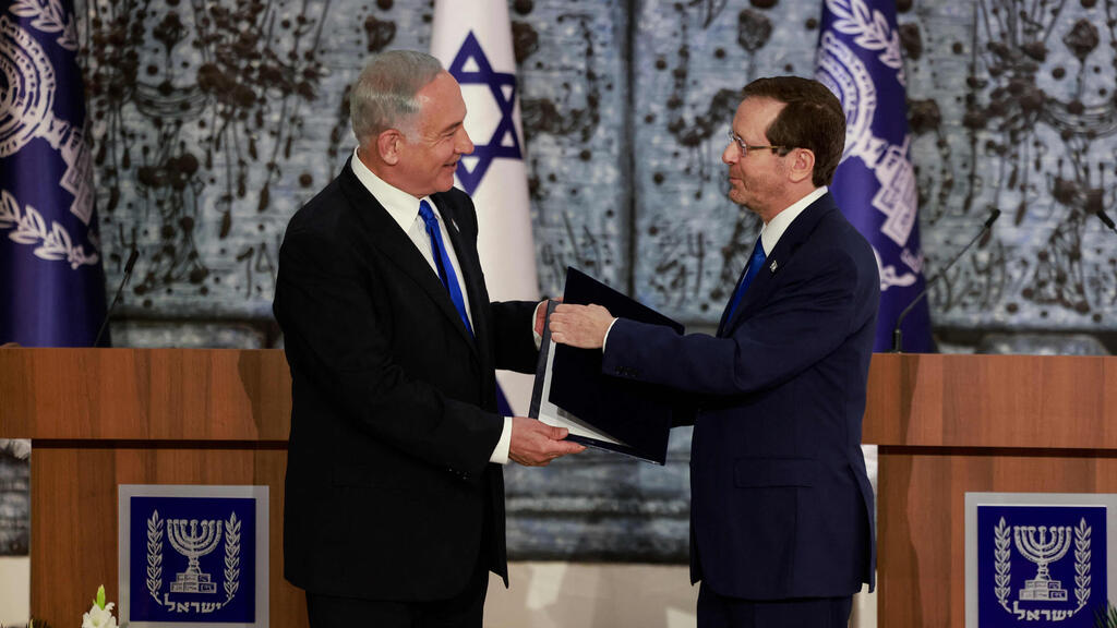 הרצוג ונתניהו. הטלת המנדט להרכבת ממשלה (צילום: AFP) נשיא המדינה יצחק הרצוג מטיל את המנדט להרכבת ממשלה על בנימין נתניהו