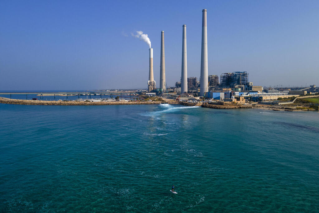 "בכל יום רוצים לקחת את המדינה שלנו ולהחשיך אותה עוד יותר". תחנת הכוח בחדרה (צילום: AP) תחנת כוח אורות רבין חדרה