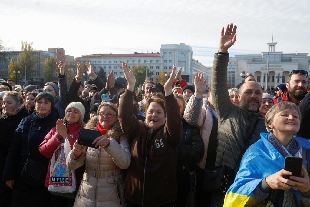 אוקראינה חרסון תושבים מריעים ל נשיא וולודימיר זלנסקי ש בא ל ביקור ניצחון