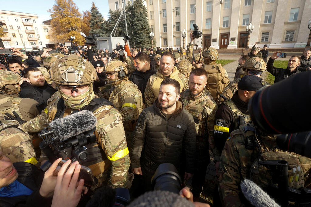 President Zelensky being greeted by civilians in liberated Kherson (Photo: Reuters) נשיא אוקראינה וולודימיר זלנסקי ביקור ב חרסון אחרי שחרורה מ כיבושה של רוסיה