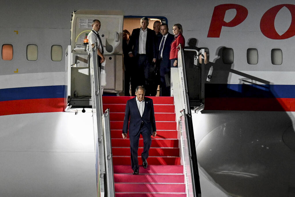 שר החוץ של רוסיה סרגיי לברוב נוחת ב באלי אינדונזיה ועידת G20