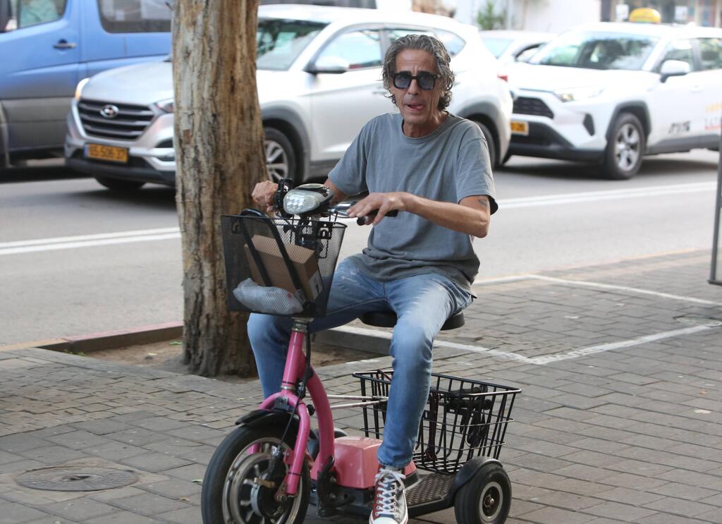 חתיך גם על אופניים. ניו לוי (צילום: מוטי לבטון) ניו לוי