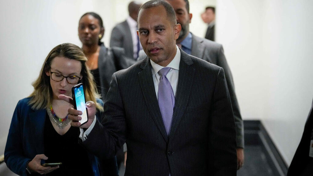 Hakeem Jeffries says judicial legislation won’t affect US aid, during