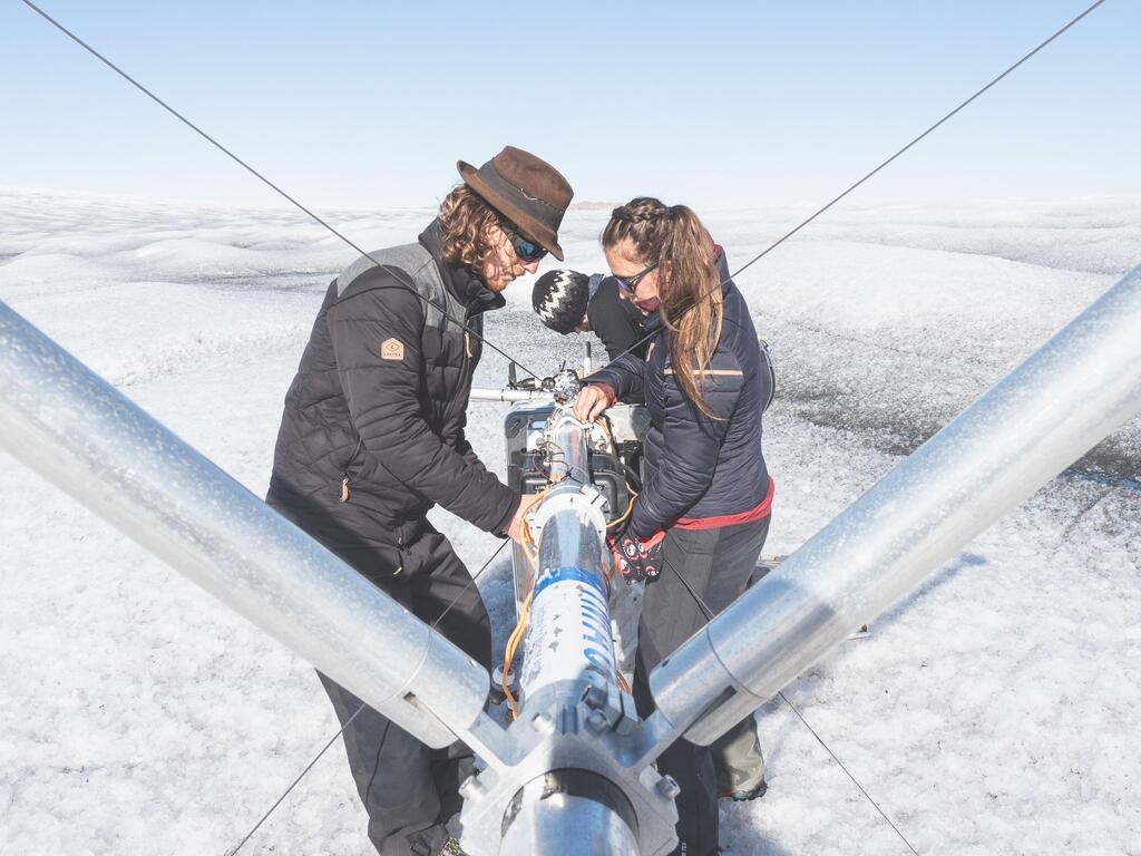 קרטר וסימונין מתקינים תחנת מזג אוויר בגרינלנד