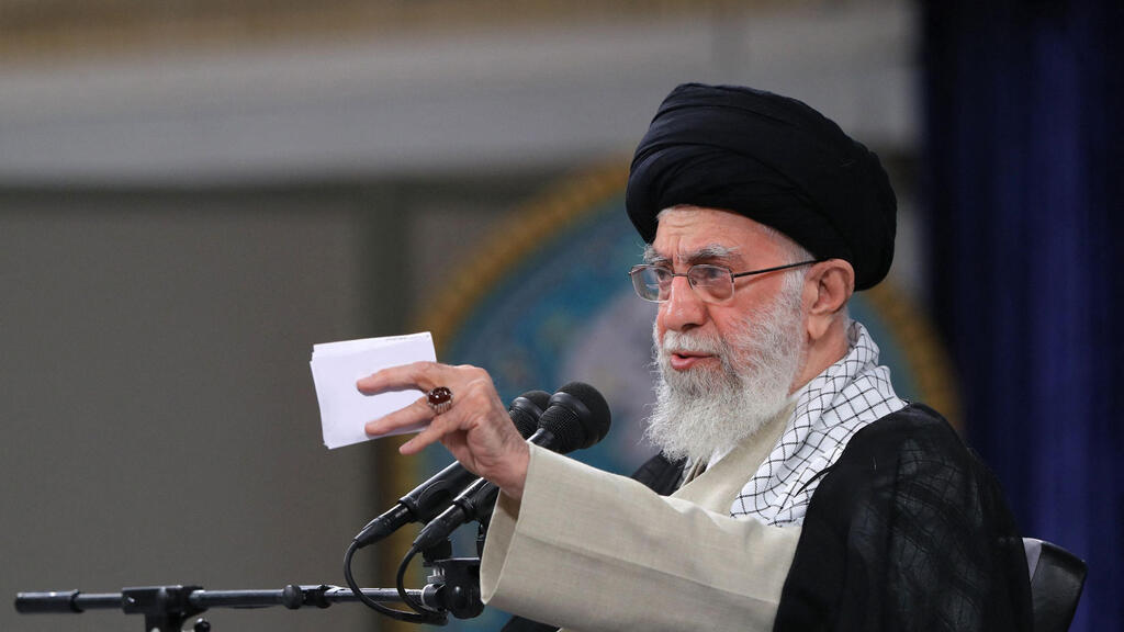 מנהיג איראן עלי חמינאי ב טהרן נואם מול אורחים מ איספהאן פורסמה ב שבת