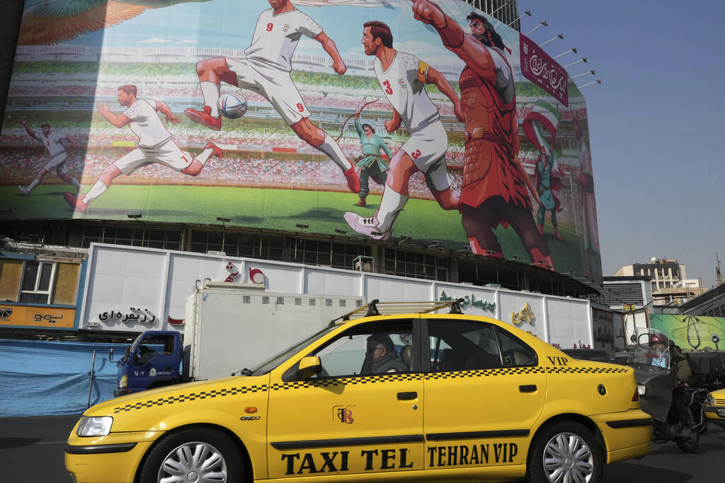 שלטי חוצות ב טהרן לקראת המשחק הראשון של נבחרת איראן ב מונדיאל 2022 
