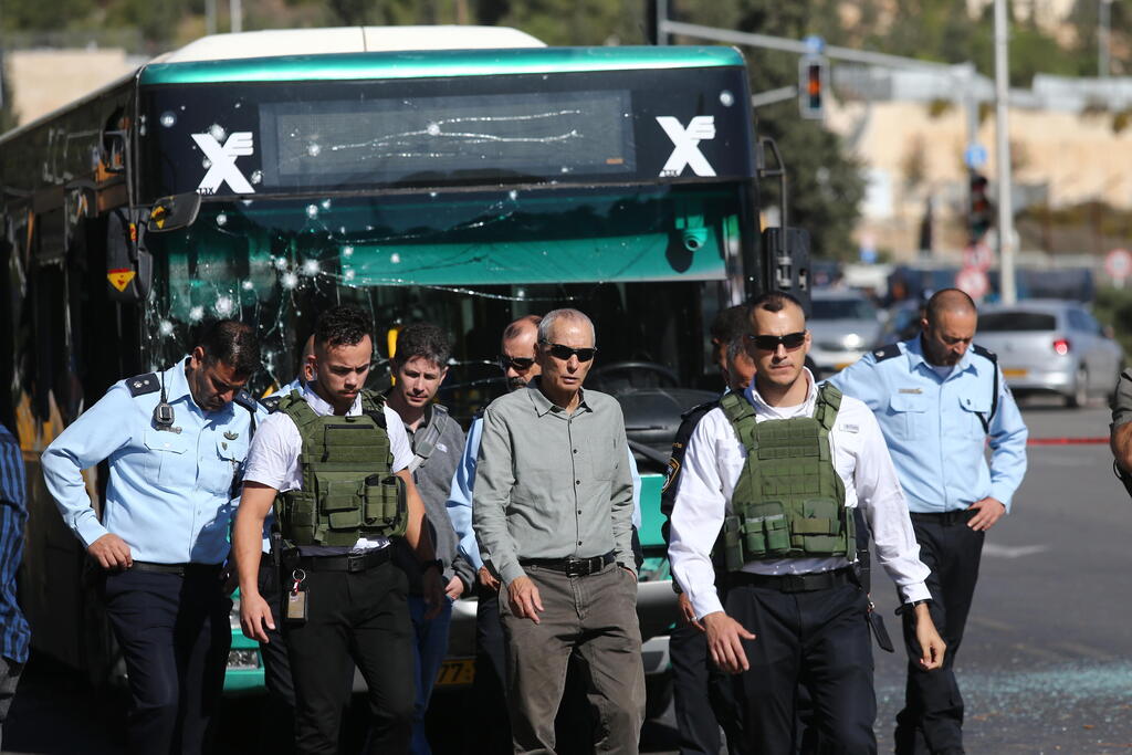 השר בר-לב בזירת הפיגוע בצומת רמות (צילום: אלכס קולומויסקי) זירת האירוע בשכונת רמות