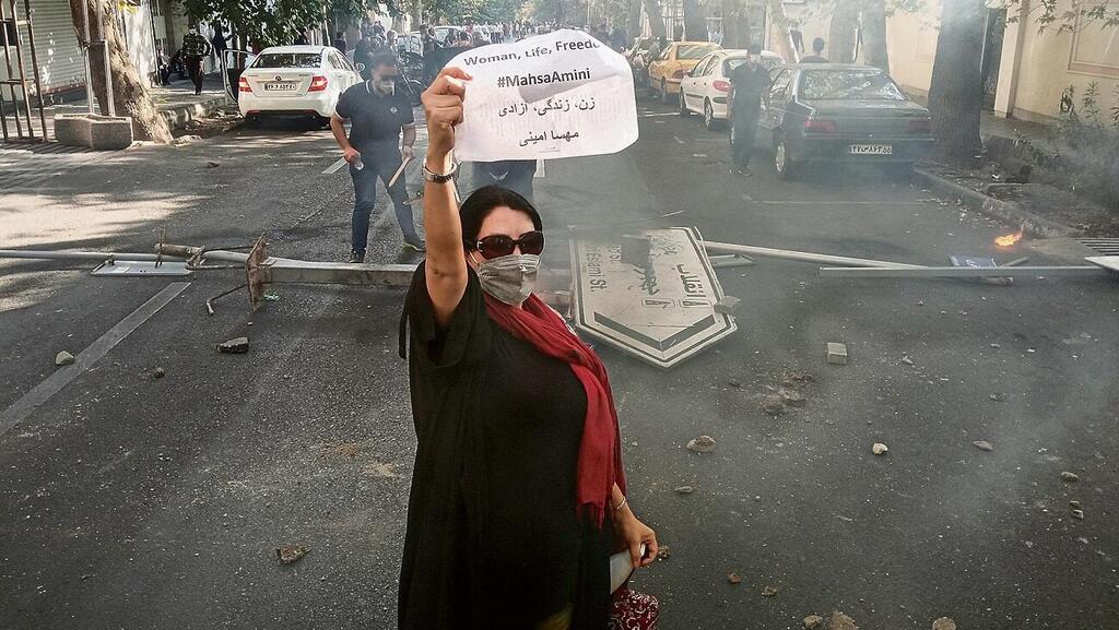 אישה מוחה בטהרן (צילום: AP) אישה מוחה בטהרן