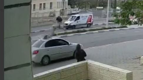 מתוך התיעוד. הרכב פגע בצעיר - והעיף אותו באוויר תאונת דרכים בין רכב להולך רגל בבאר שבע