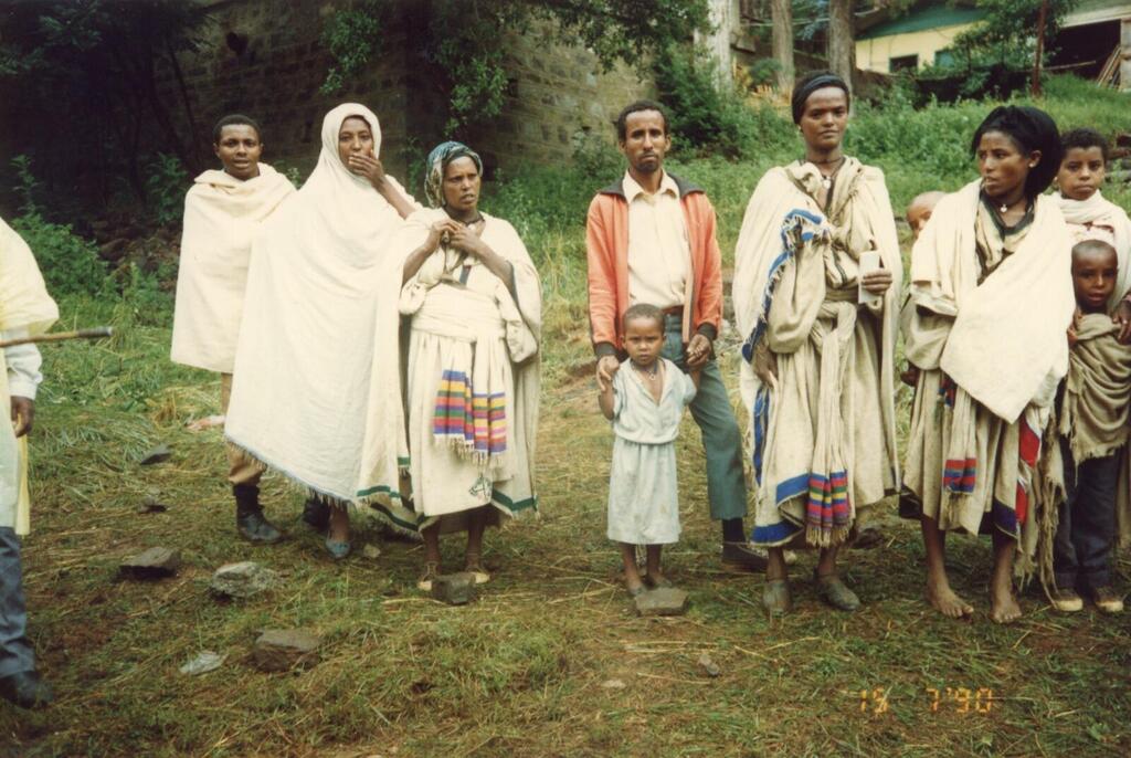תיעוד של הקהילה היהודית באדיס אבבה ב-1990, לפני מבצע שלמה. תודעה דתית שונה, שאפשר ללמוד ממנה (צילום: איקי (רבקה) מאירוביץ', באדיבות ארכיון מרכז מורשת יהדות אתיופיה) תיעוד של הקהילה היהודית באדיס אבבה ב-1990, לפני מבצע שלמה