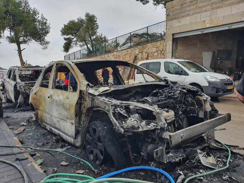 וכך זה נראה הבוקר (צילום: גלעד כהן) הרכבים השרופים באבו גוש