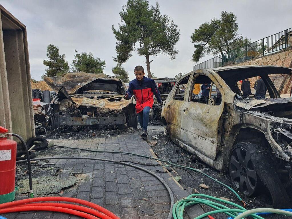 צילום: גלעד כהן הרכבים השרופים באבו גוש