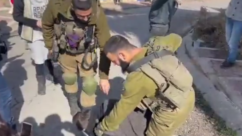 "שמאלנים אני אשבור לכם את הצורה" - תיעוד: חייל צה''ל תוקף את העיתונאי אלי ביתאן