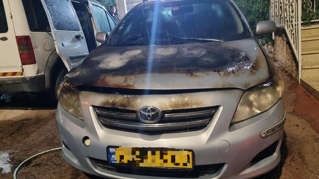 רכב שהוצת בעין נקובא (צילום: דוברות כב"ה ירושלים) שריפת רכבים באבו גוש