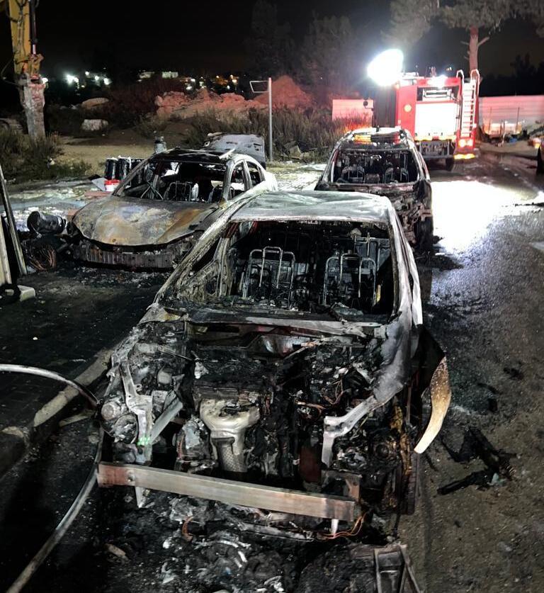 שלושת הרכבים שהוצתו באבו גוש (צילום: דוברות כב"ה ירושלים) שריפת רכבים באבו גוש