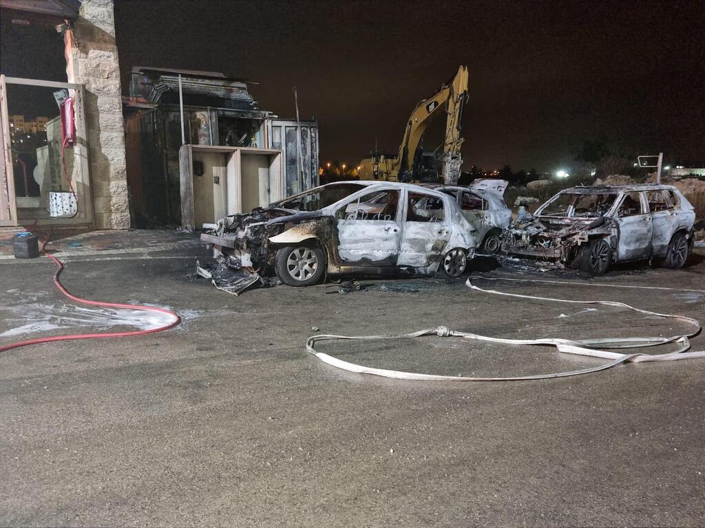 כמה מכלי הרכב נשרפו כליל (צילום: דוברות כב"ה ירושלים) שריפת רכבים באבו גוש