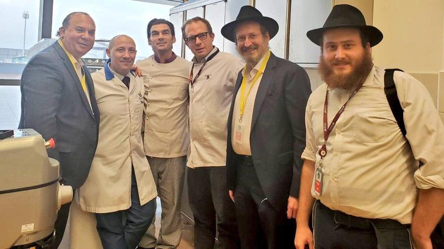 הרב שנאייר, הרב חיטריק ומשגיחי הכשרות, עם נציגי הקייטרינג של חברת התעופה הקטארית