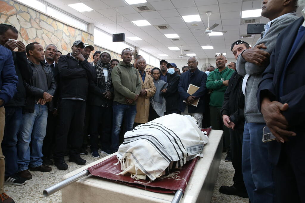 הארון בבית העלמין בגבעת שאול (צילום: עמית שאבי) הלוייתו של טדסה טשומה