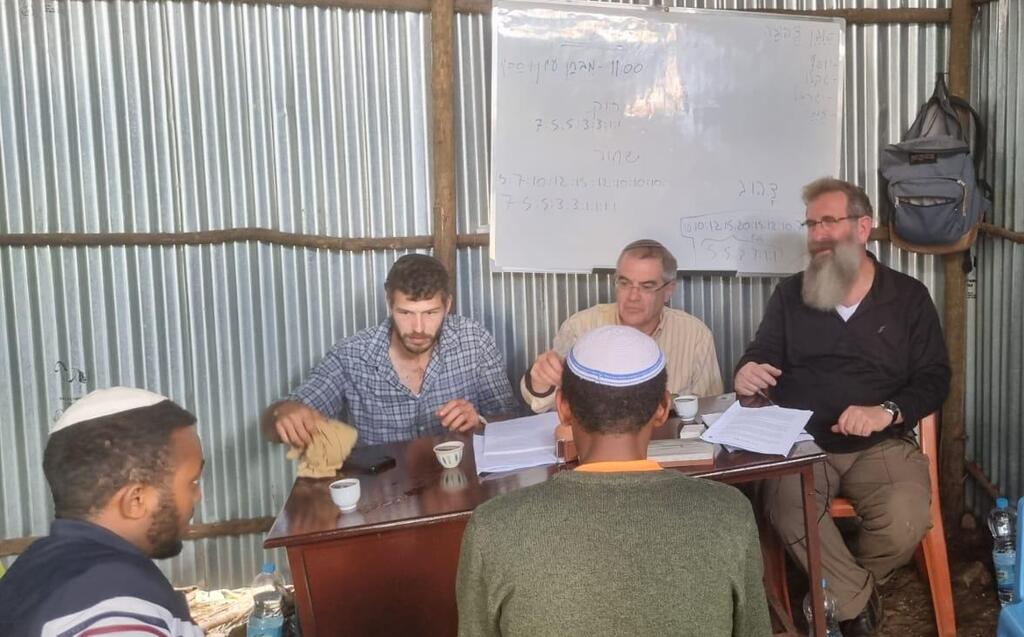לומדים הלכות שחיטה בקהילה היהודית באתיופיה