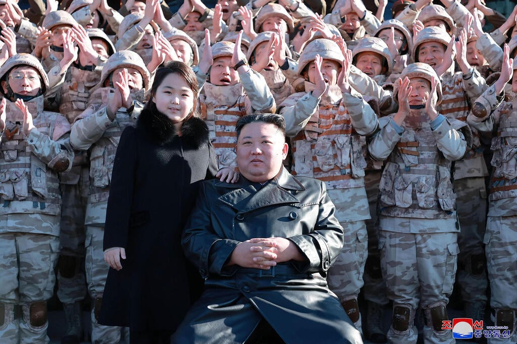 צילום: AFP / KCNA VIA KNS בתו של שליט צפון קוריאה קים ג'ונג און שוב מתלווה אליו בציבור