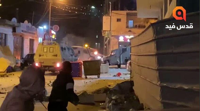 העימותים בין כוחות צה"ל למתפרעים בחברון, הלילה צה"ל פועל לחילוץ ג'יפ צבאי שנתקע ליד חברון, פלסטינים יידו אבנים ומטענים