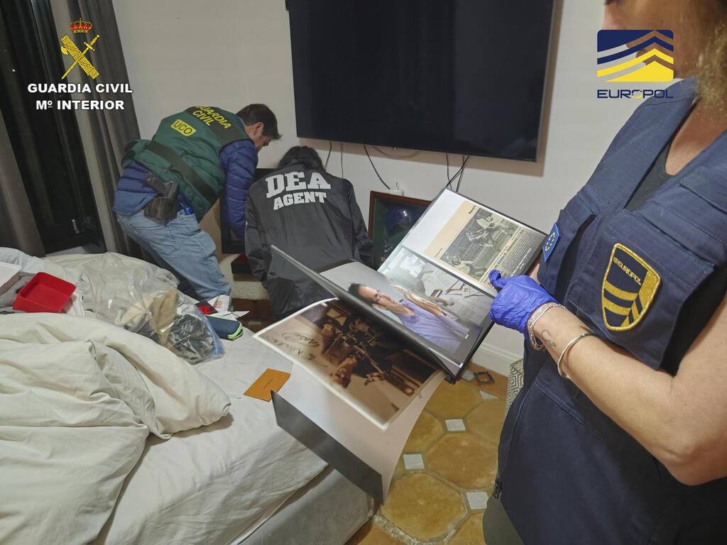 מבצע מעצרים של חשודים ב קרטל הברחות סם קוקאין ל אירופה בתמונות שפרסמה סוכנות יורופול