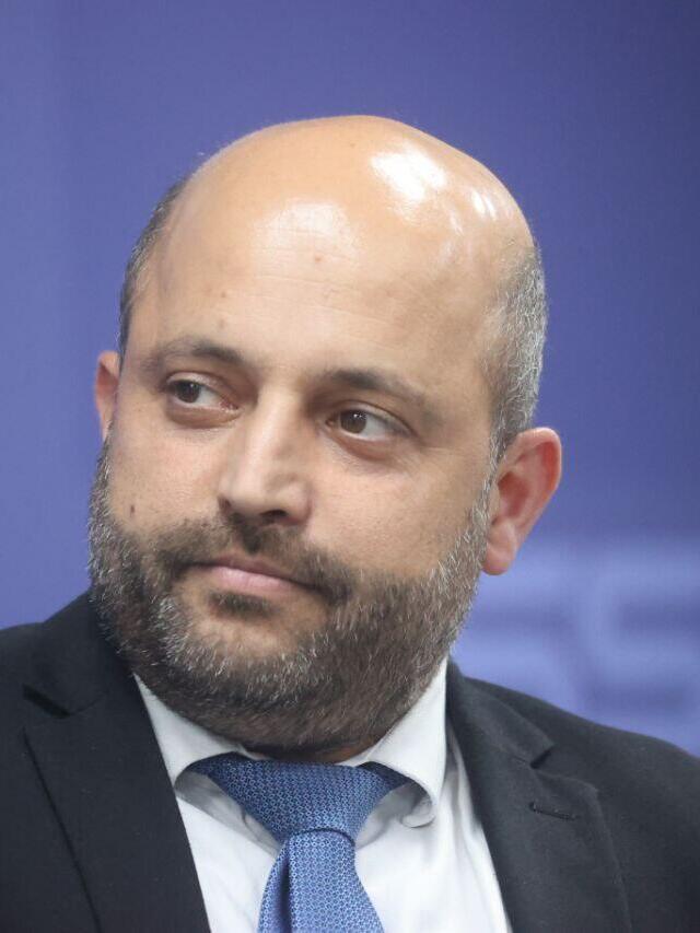 אייל חולתא