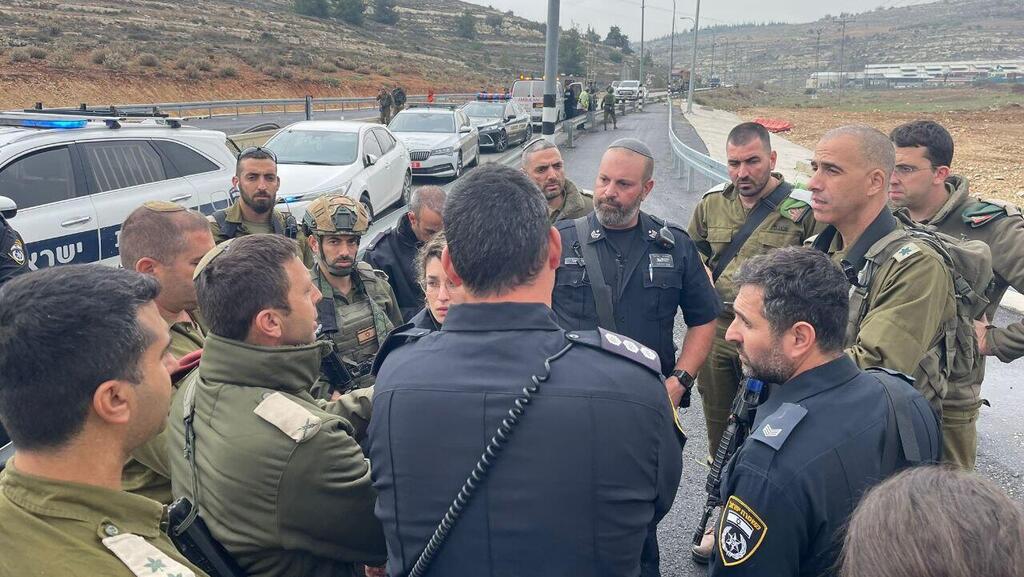 השוטרים שנטרלו את המחבל בזירת הפיגוע השוטרים שנטרלו את המחבל בזירה