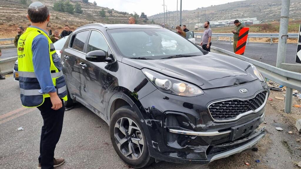 התנגש במעקה ונעצר במחסום המשטרתי. רכבו של המחבל (צילום: דוברות בנימין) רכבו של המחבל בזירת אירוע הדריסה בבנימין