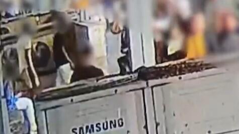 "יום אחד מישהו ירצח פה נהג". תיעוד התקיפה בתחנה המרכזית ברחובות צעירים מקרית עקרון תוקפים נהג אוטובוס