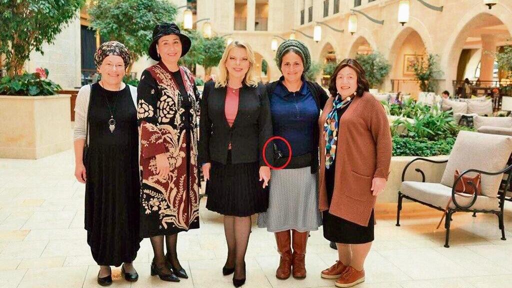 ''לא דמיינתי כמה רעש זה יעשה''. אילה בן גביר חמושה באקדח במפגש עם שרה נתניהו (צילום: אלבום פרטי) אילה בן גביר חמושה באקדח במפגש עם שרה נתניהו