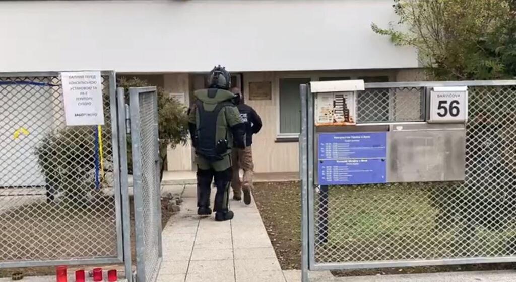 ילדים מגן סמוך פונו מחשש למעטפת נפץ. כוחות ביטחון בקונסוליה האוקראינית בברנו מעטפות נפץ אוקראינה מלחמה