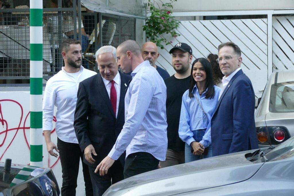 שאל כמה ילדים יש לה, כאילו שהוא לא פותח את הבוקר עם מדור הרכילות (צילום: אמיר מאירי) פפראצי מיכל הקטנה בנימין נתניהו ביבי